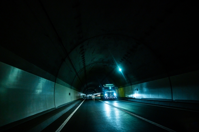 深夜の高速道路