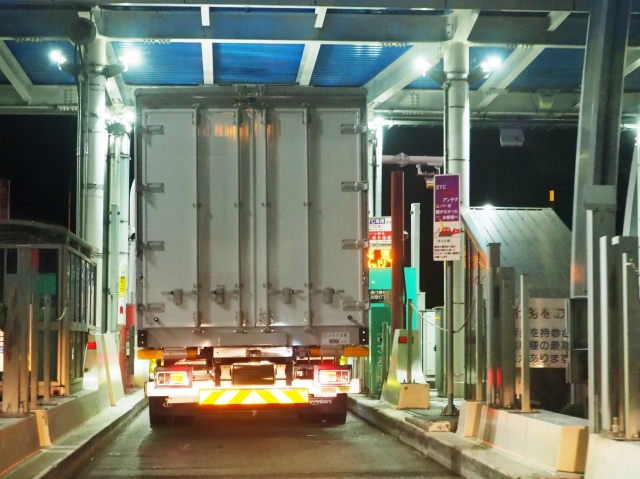 トラック　料金所通過