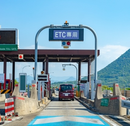 高速道路の料金所を通る車