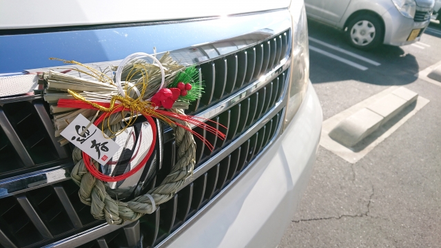 車にしめ縄がついている