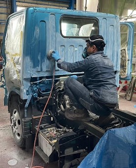 塗装前の塗装の修復、削り取り作業